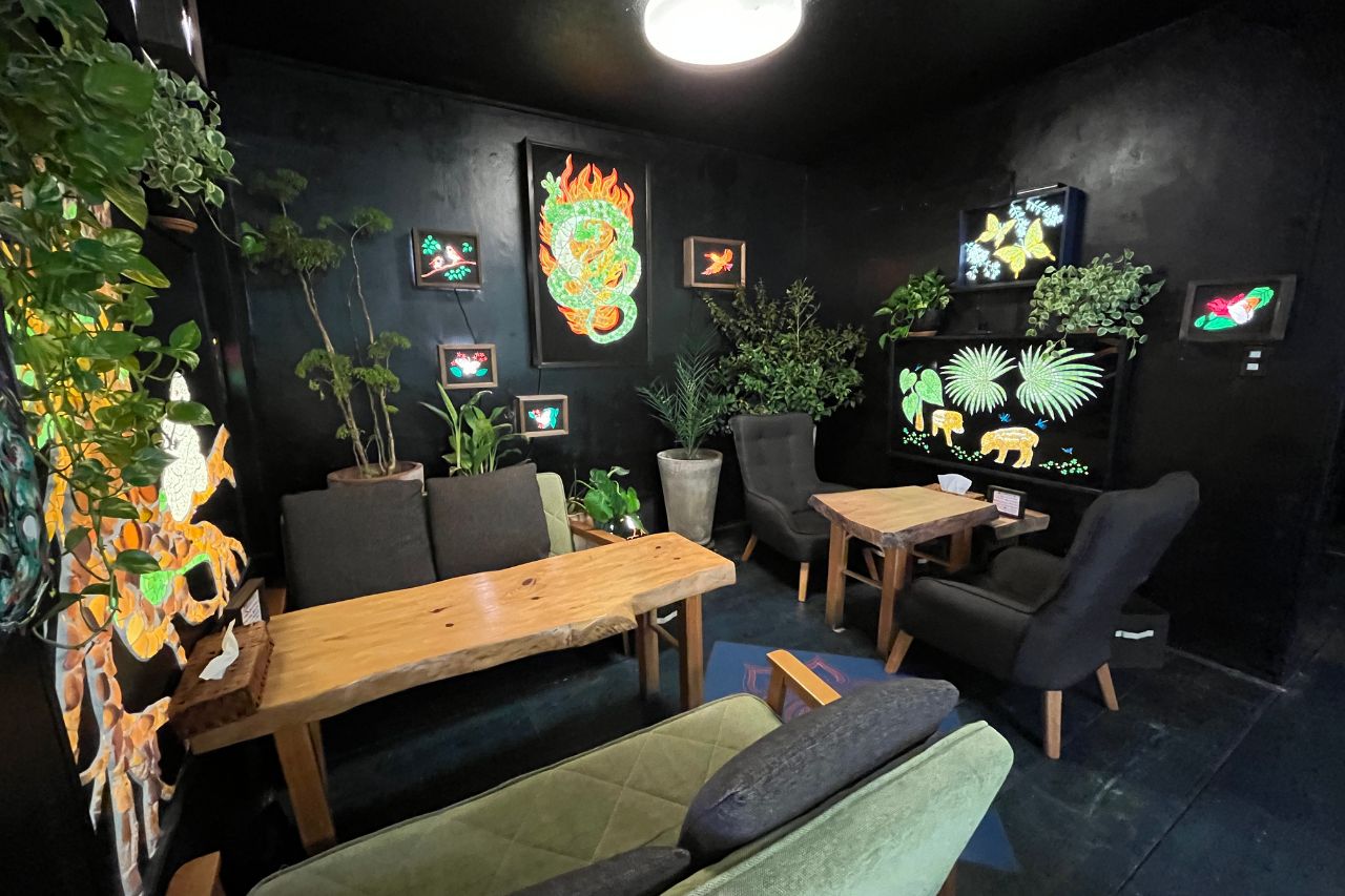 海を望む絶景×沖縄アート！「隠れ家カフェ清ちゃん」で絶品エスニック料理を召し上がれ（浦添市）