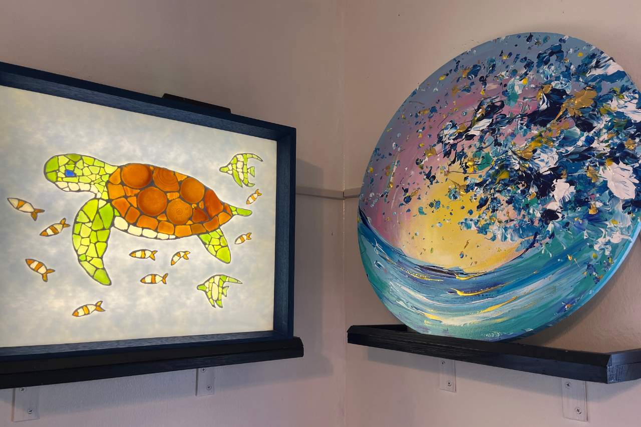 海を望む絶景×沖縄アート！「隠れ家カフェ清ちゃん」で絶品エスニック料理を召し上がれ（浦添市）