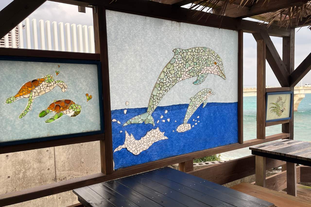 海を望む絶景×沖縄アート！「隠れ家カフェ清ちゃん」で絶品エスニック料理を召し上がれ（浦添市）