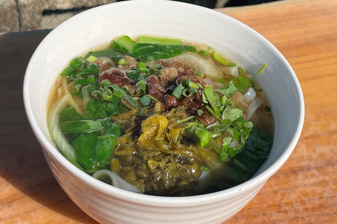 海を望む絶景×沖縄アート！「隠れ家カフェ清ちゃん」で絶品エスニック料理を召し上がれ（浦添市）