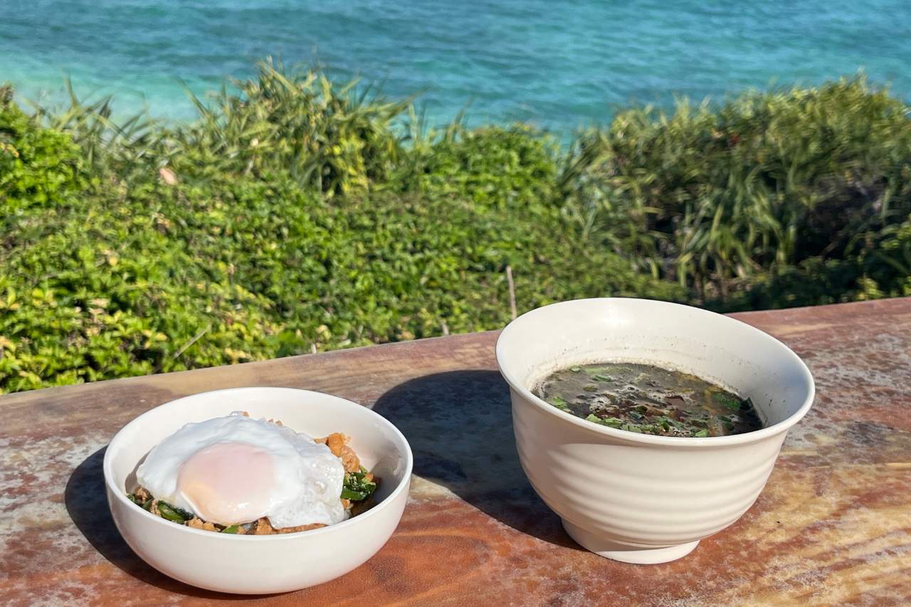 海を望む絶景×沖縄アート！「隠れ家カフェ清ちゃん」で絶品エスニック料理を召し上がれ（浦添市）