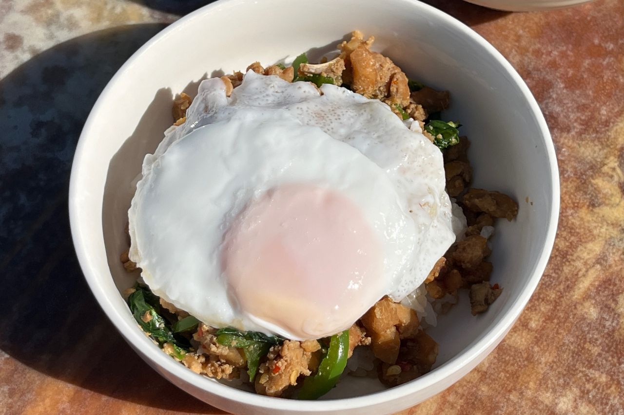 海を望む絶景×沖縄アート！「隠れ家カフェ清ちゃん」で絶品エスニック料理を召し上がれ（浦添市）