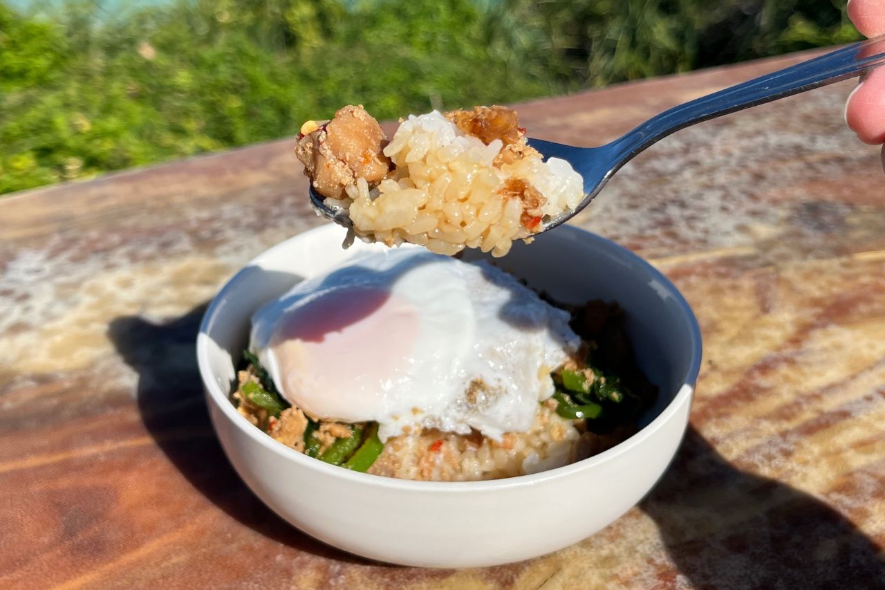 海を望む絶景×沖縄アート！「隠れ家カフェ清ちゃん」で絶品エスニック料理を召し上がれ（浦添市）