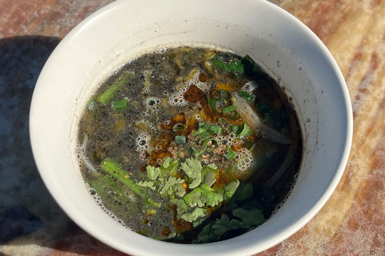 海を望む絶景×沖縄アート！「隠れ家カフェ清ちゃん」で絶品エスニック料理を召し上がれ（浦添市）