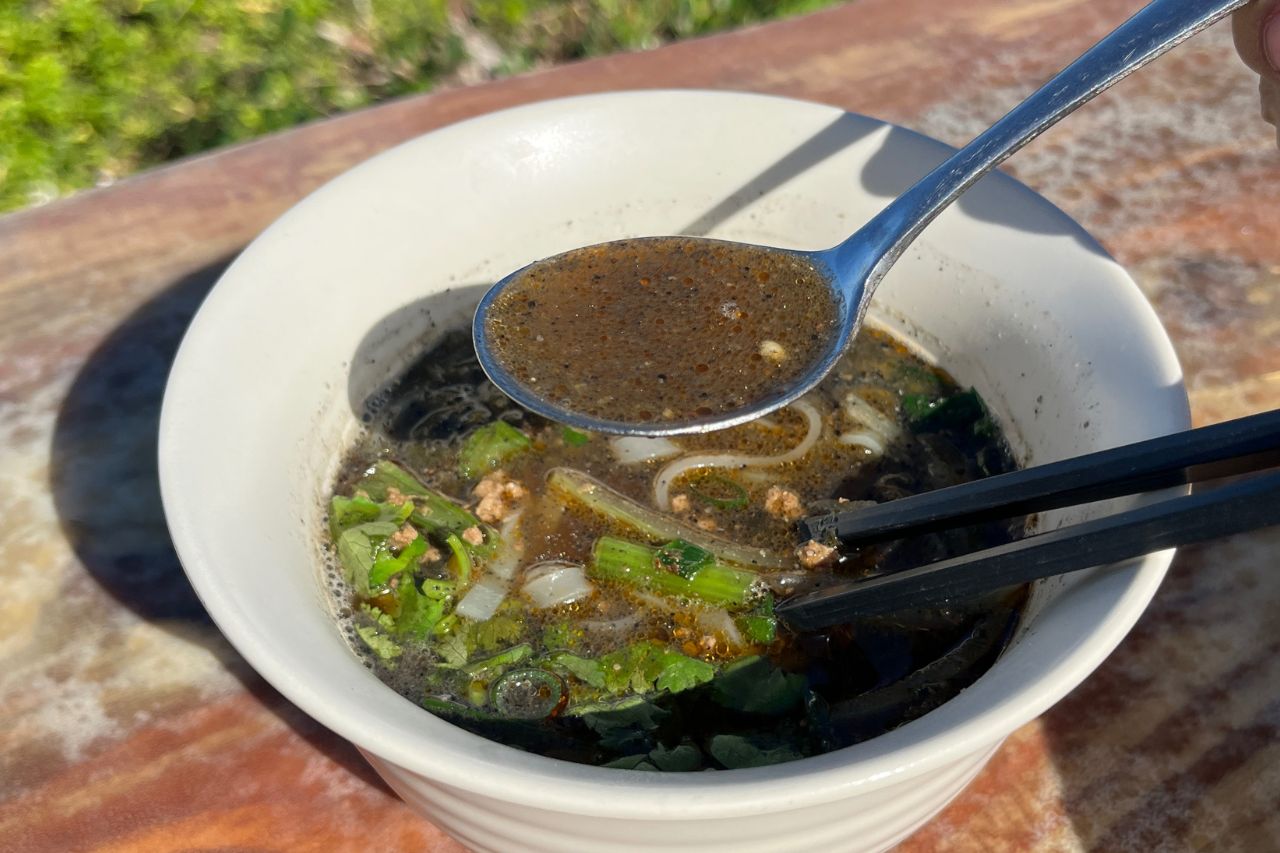 海を望む絶景×沖縄アート！「隠れ家カフェ清ちゃん」で絶品エスニック料理を召し上がれ（浦添市）