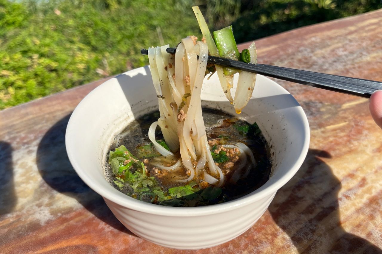 海を望む絶景×沖縄アート！「隠れ家カフェ清ちゃん」で絶品エスニック料理を召し上がれ（浦添市）