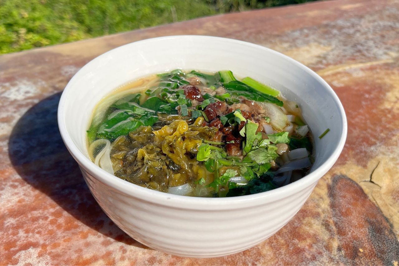 海を望む絶景×沖縄アート！「隠れ家カフェ清ちゃん」で絶品エスニック料理を召し上がれ（浦添市）