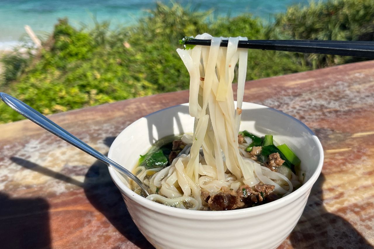 海を望む絶景×沖縄アート！「隠れ家カフェ清ちゃん」で絶品エスニック料理を召し上がれ（浦添市）