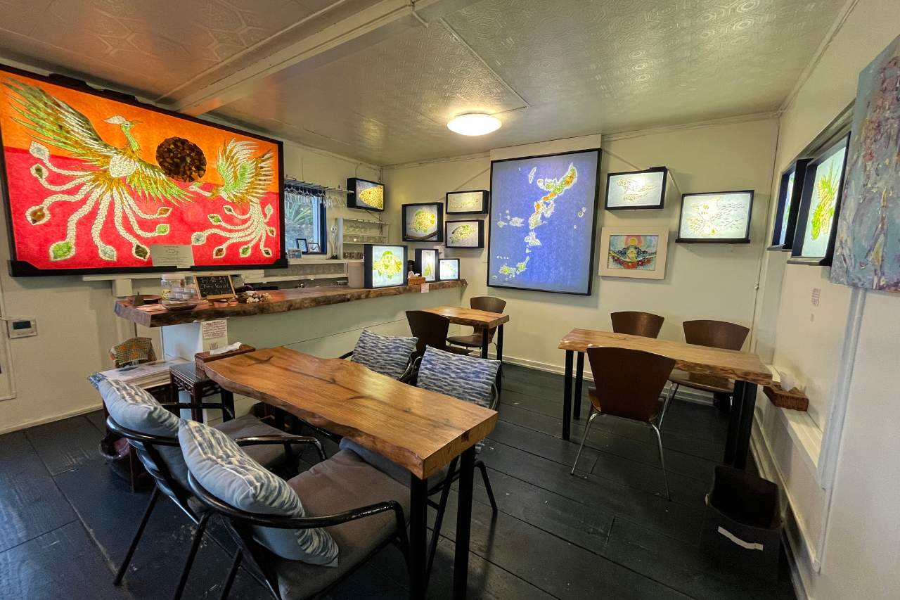 海を望む絶景×沖縄アート！「隠れ家カフェ清ちゃん」で絶品エスニック料理を召し上がれ（浦添市）