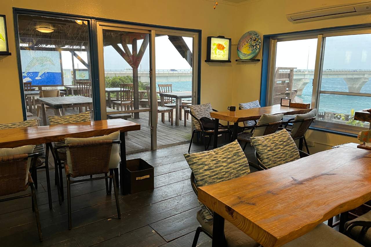 海を望む絶景×沖縄アート！「隠れ家カフェ清ちゃん」で絶品エスニック料理を召し上がれ（浦添市）