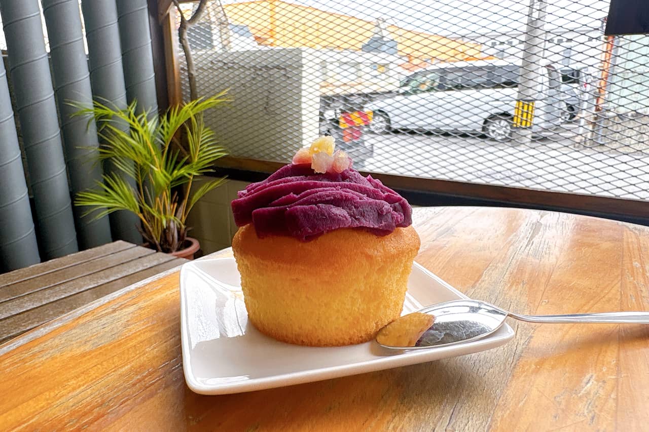 こんなところに！？工業地帯の一角にある工場直送のお菓子が楽しめる「いとまん工場カフェ珍品堂」（糸満市）