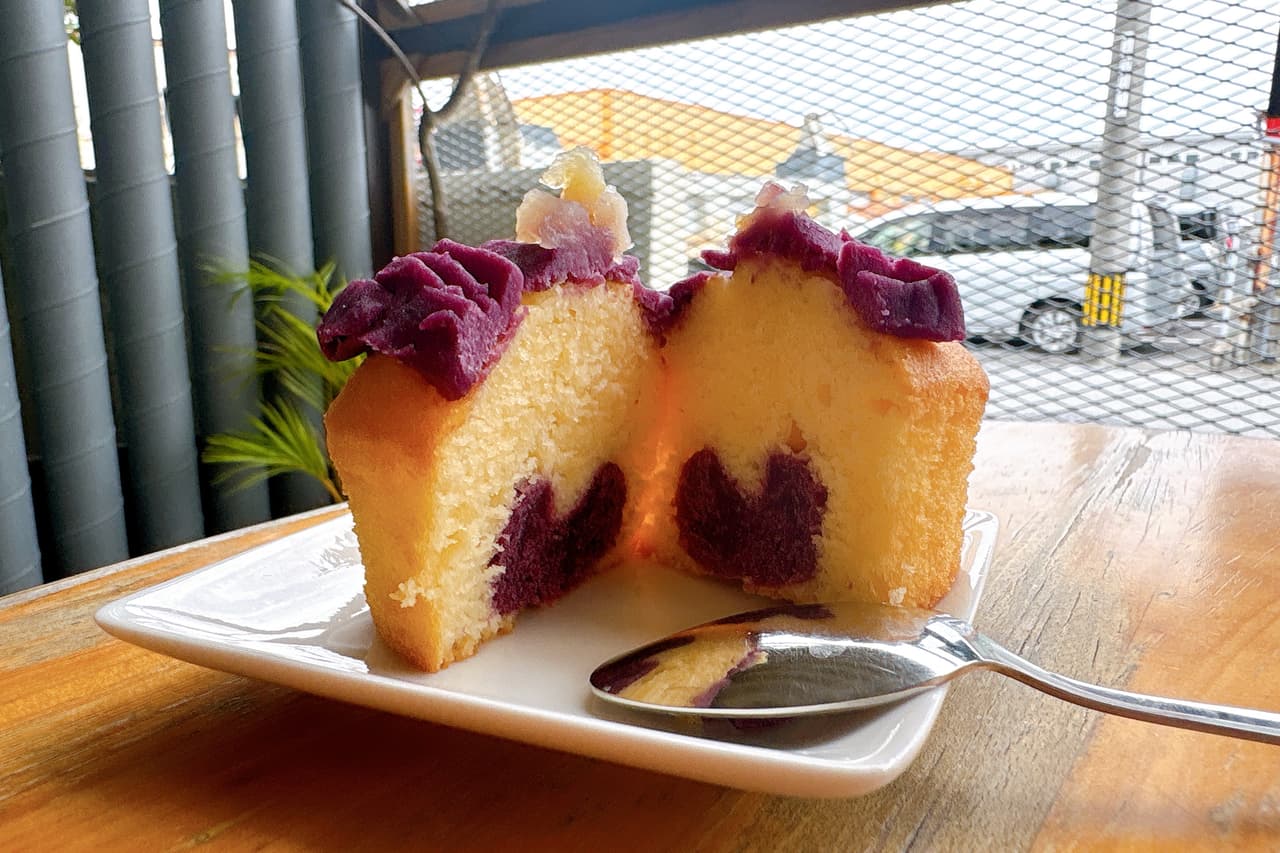 こんなところに！？工業地帯の一角にある工場直送のお菓子が楽しめる「いとまん工場カフェ珍品堂」（糸満市）