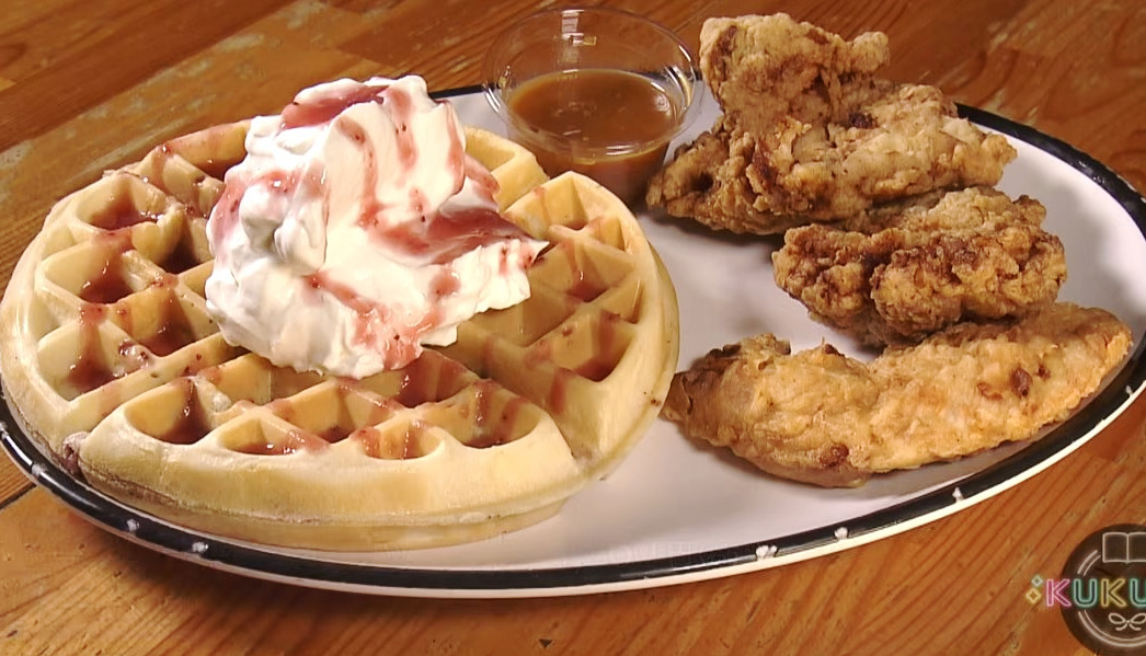 【沖縄アメリカングルメ】甘酸っぱいベリーがチキンの旨みを引き立てる“やみつき”ワッフル「CC’s Chicken ＆ Waffles（チキン ＆ ワッフルズ）」（北谷町）