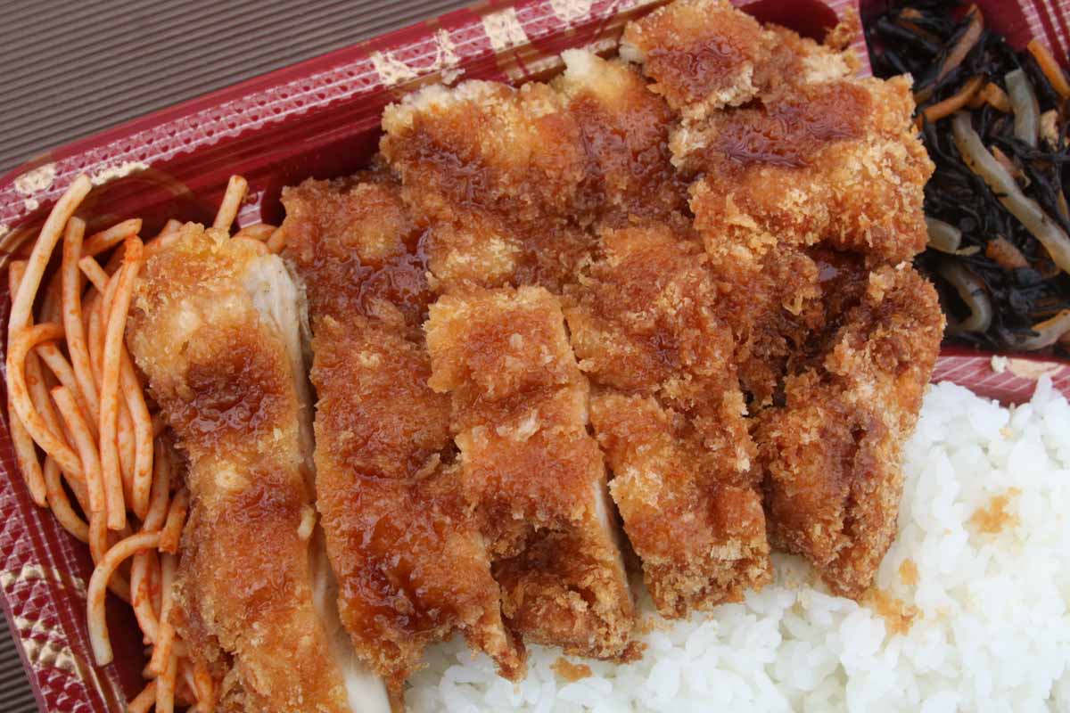これぞ“うちなー弁当”の真骨頂！居酒屋「二号線」のガッツリ＆濃いめお弁当で元気をチャージしよう（那覇市）