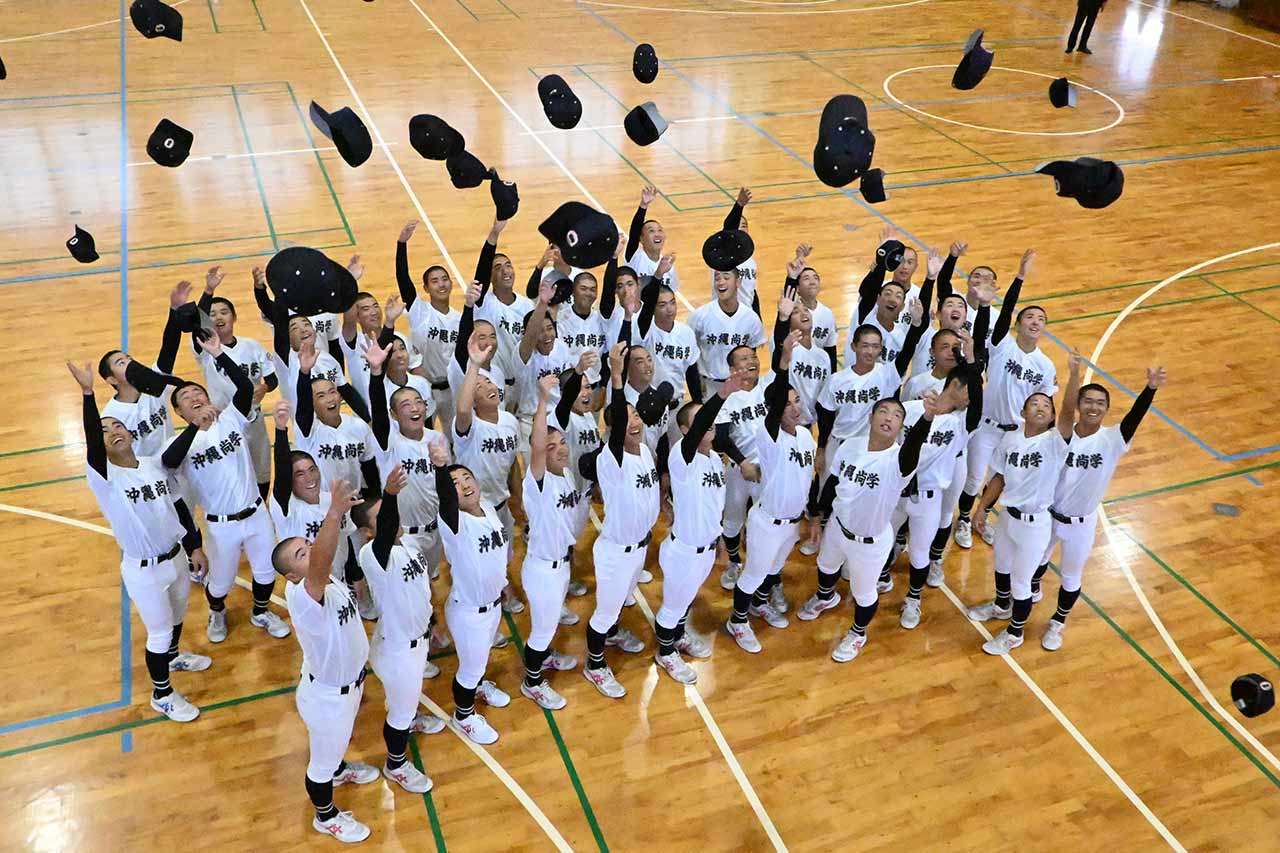 センバツ出場を決めた沖縄尚学のメンバー＝1月30日、那覇市の沖縄尚学高校体育館（長嶺真輝撮影）