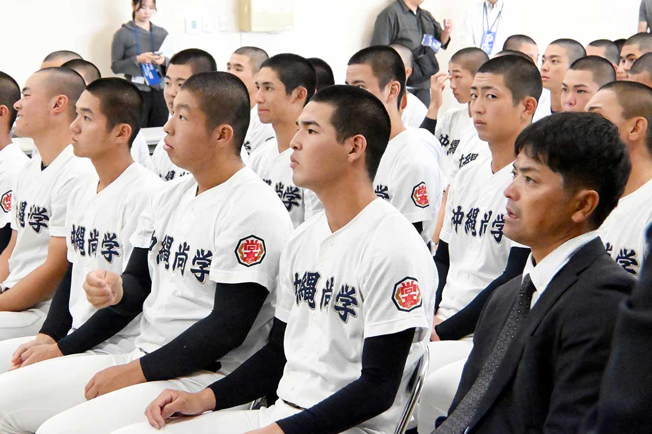 センバツ出場を決めた沖縄尚学のメンバー＝1月30日、那覇市の沖縄尚学高校体育館（長嶺真輝撮影）