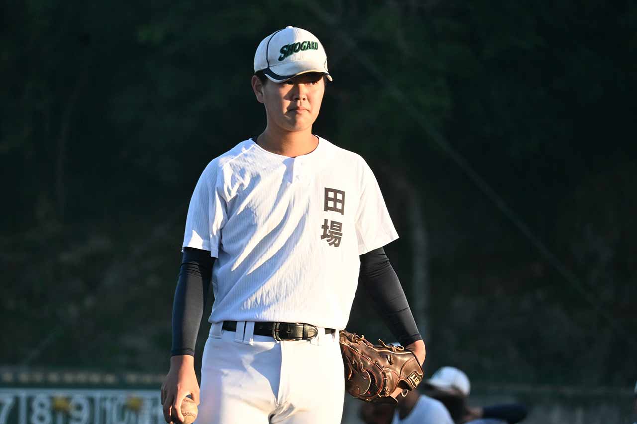 センバツ出場を決めた沖縄尚学のメンバー＝1月30日、那覇市の沖縄尚学高校体育館（長嶺真輝撮影）