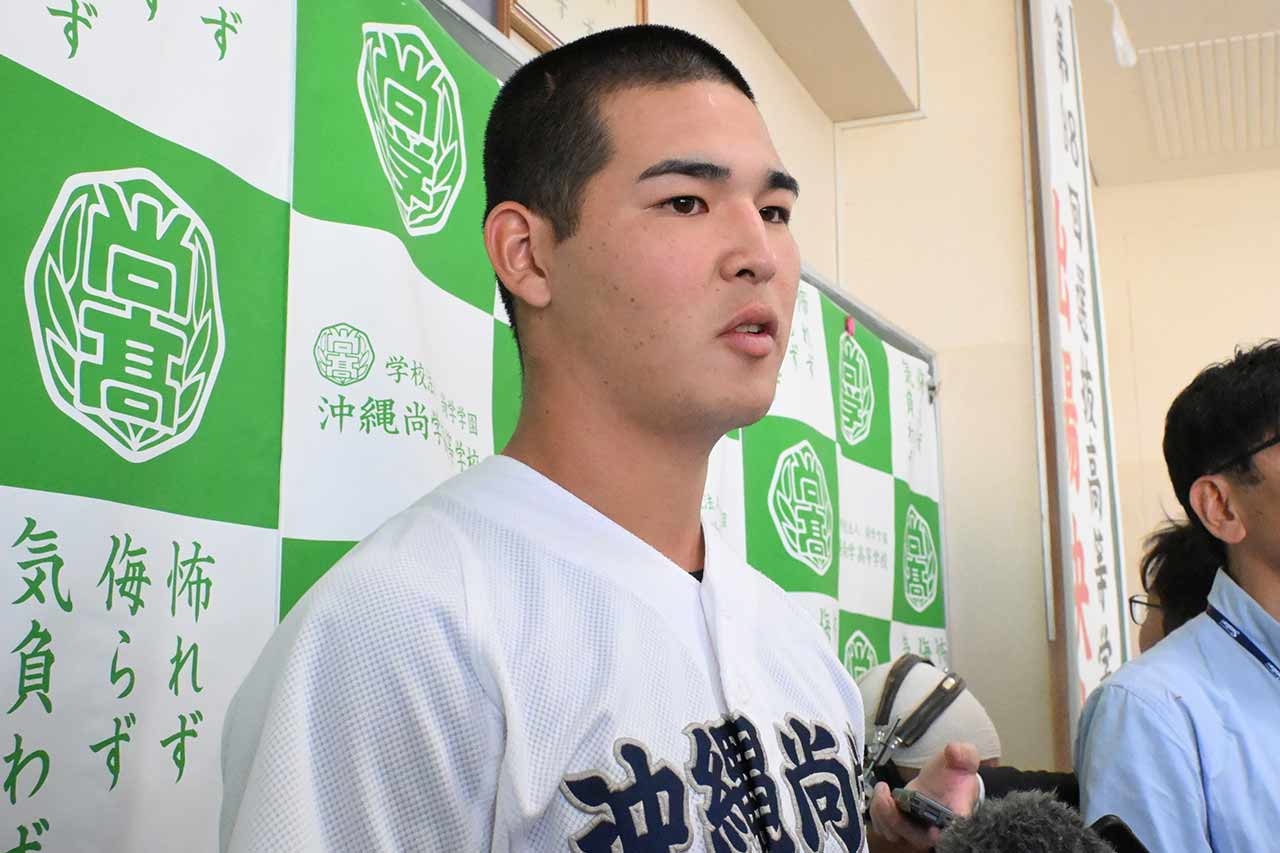 センバツ出場を決めた沖縄尚学のメンバー＝1月30日、那覇市の沖縄尚学高校体育館（長嶺真輝撮影）