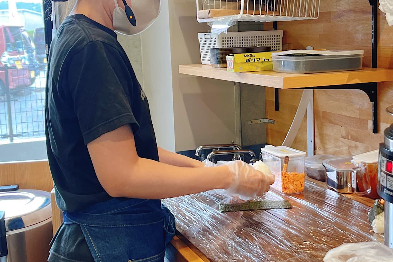 おむすびを味わい、ひと息つきたいときに。コーヒーと楽しめるカフェ「OMUSUBI COFFEE（オムスビコーヒー）」（南風原町）