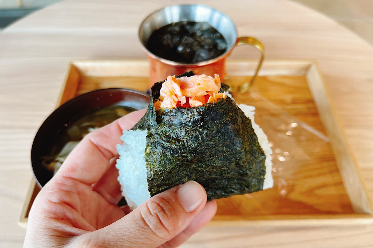 おむすびを味わい、ひと息つきたいときに。コーヒーと楽しめるカフェ「OMUSUBI COFFEE（オムスビコーヒー）」（南風原町）