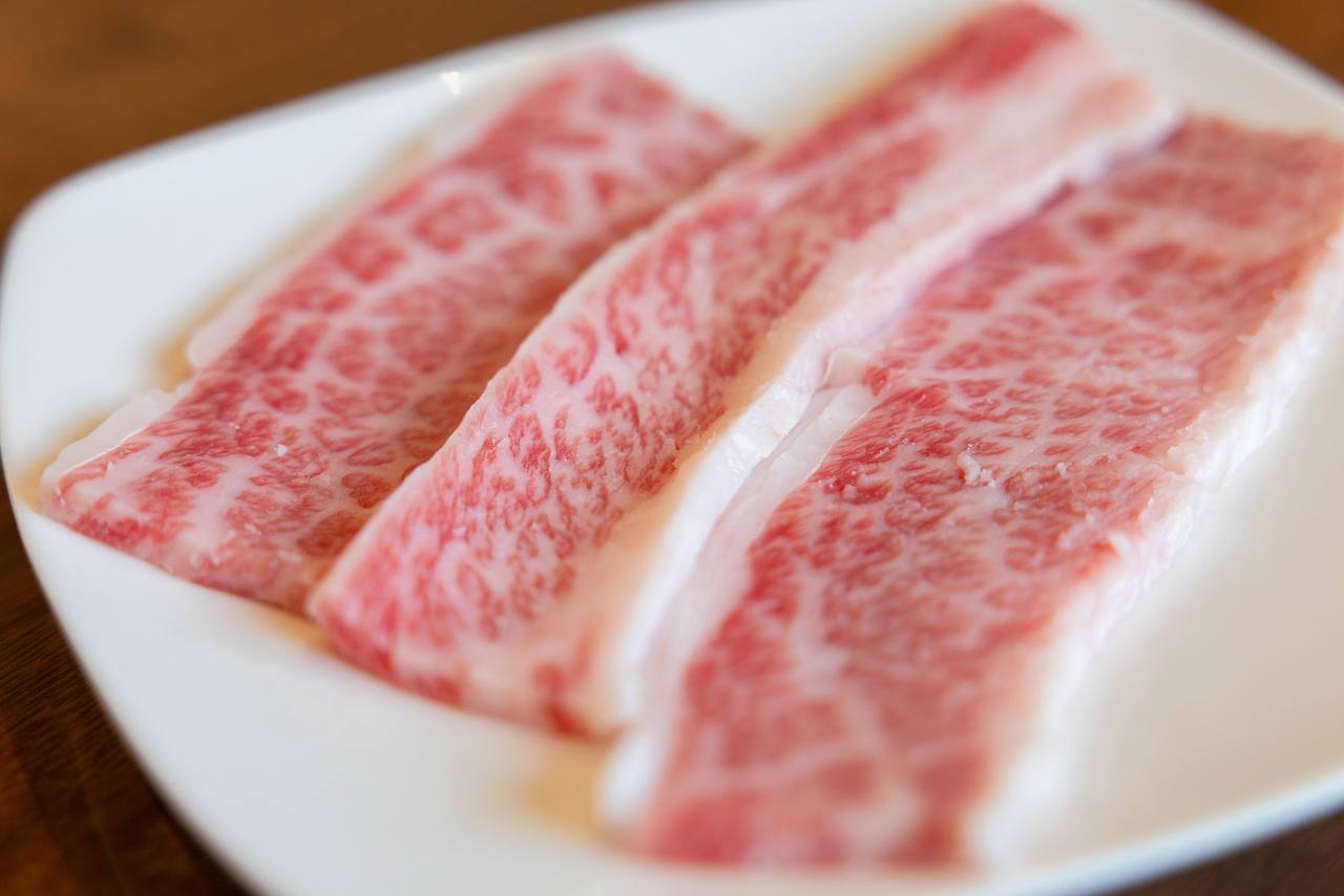 50年超の歴史が裏付ける信頼と実績「焼肉 稲嶺家」がオープン！餌からこだわる、黒毛和牛専門店（沖縄市）
