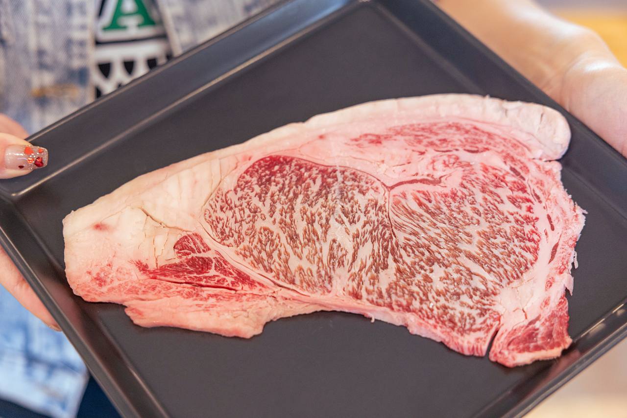 50年超の歴史が裏付ける信頼と実績「焼肉 稲嶺家」がオープン！餌からこだわる、黒毛和牛専門店（沖縄市）