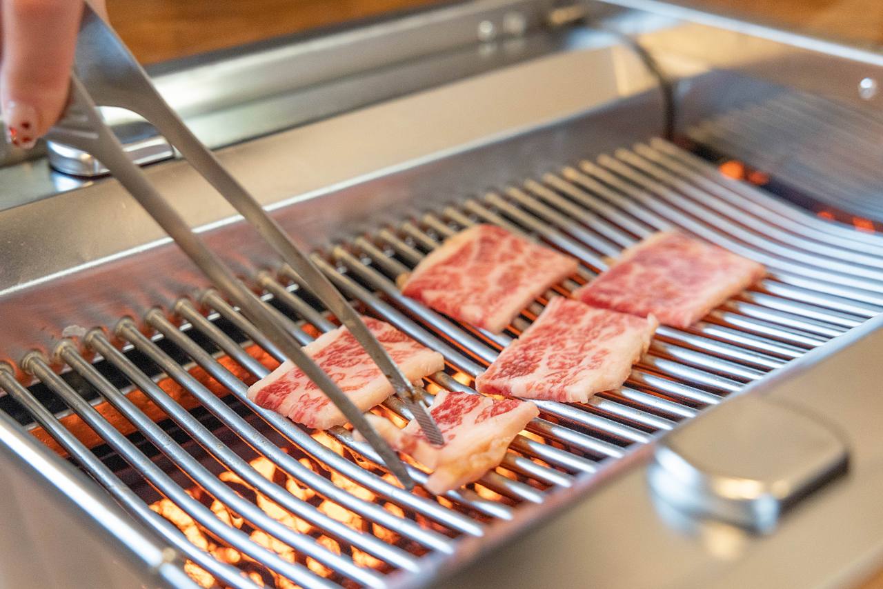 50年超の歴史が裏付ける信頼と実績「焼肉 稲嶺家」がオープン！餌からこだわる、黒毛和牛専門店（沖縄市）