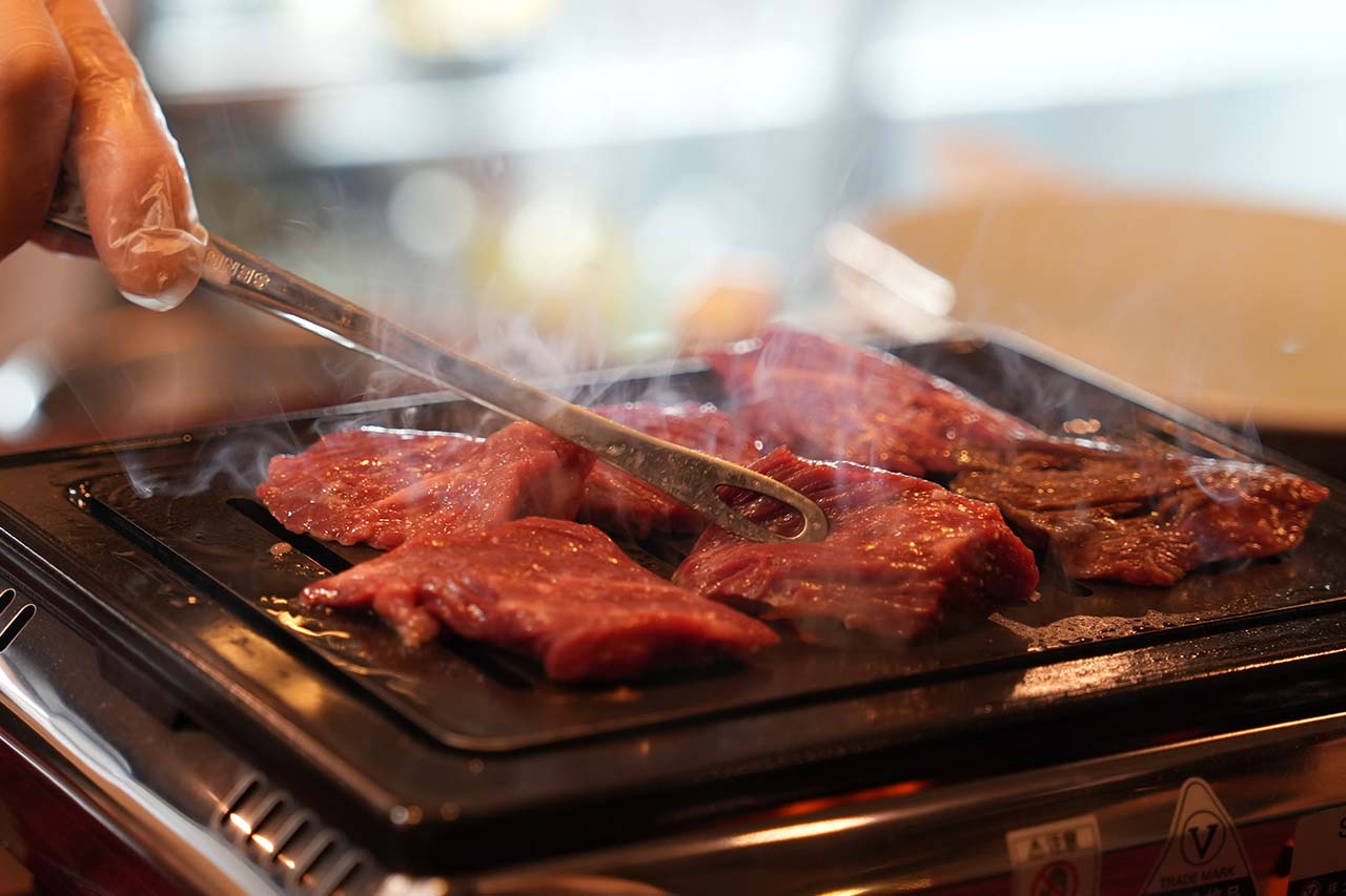 栃木発・昭和の”町焼肉”が沖縄へ初上陸！タイムスリップ焼肉『焼肉・スタミナ料理 あきた苑』（那覇市）