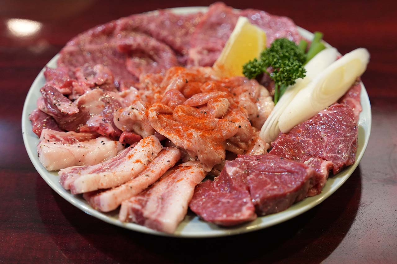 栃木発・昭和の”町焼肉”が沖縄へ初上陸！タイムスリップ焼肉『焼肉・スタミナ料理 あきた苑』（那覇市）