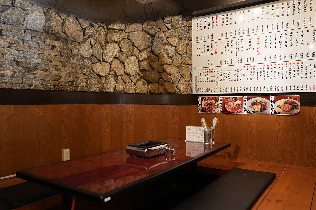 栃木発・昭和の”町焼肉”が沖縄へ初上陸！タイムスリップ焼肉『焼肉・スタミナ料理 あきた苑』（那覇市）