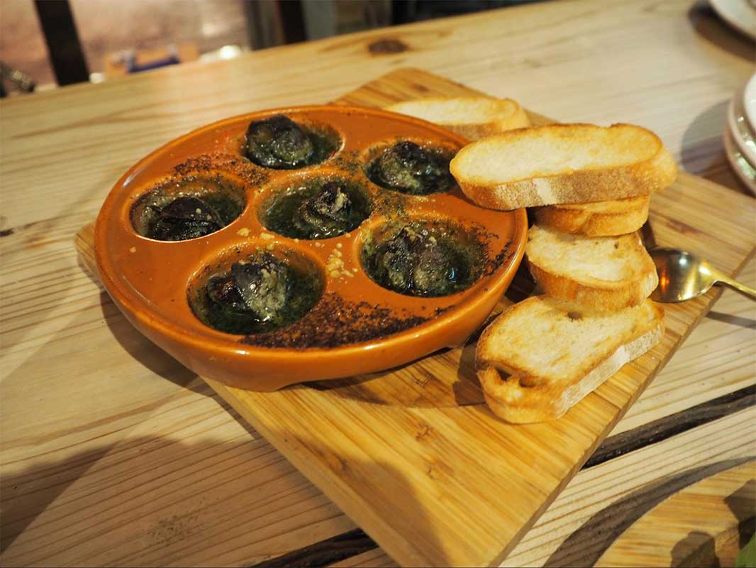 KOZAの夜はせんべろだけじゃない。気分はドイツ、そしてフランス！？Butcher Grill&Barでオトナ女子会。〜喜友名ひとみの酒場巡り〜（沖縄市）