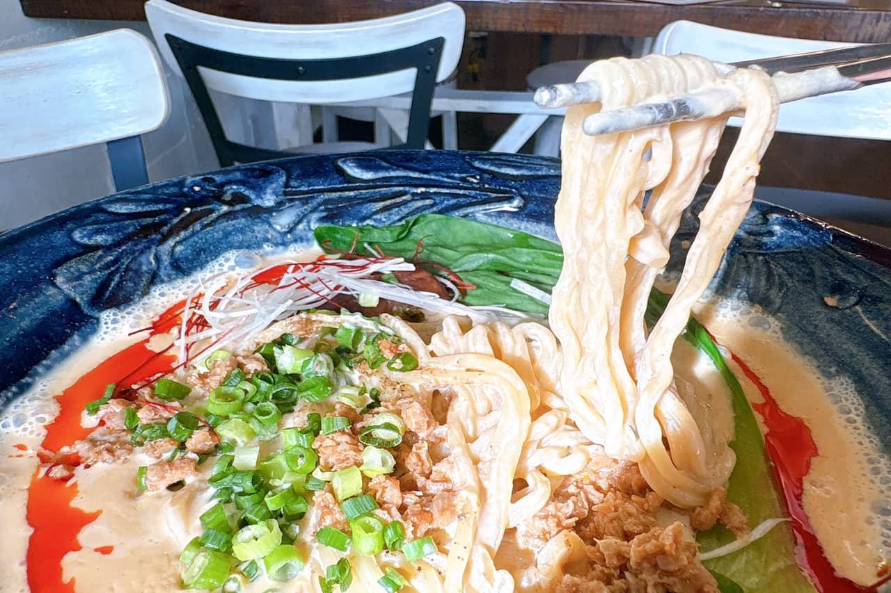 麺屋こうじ・田代浩二監修・超濃厚豆乳スープが決め手の坦々麺を「Plant-Based Restaurant がじまる」で味わってみて（恩納村）