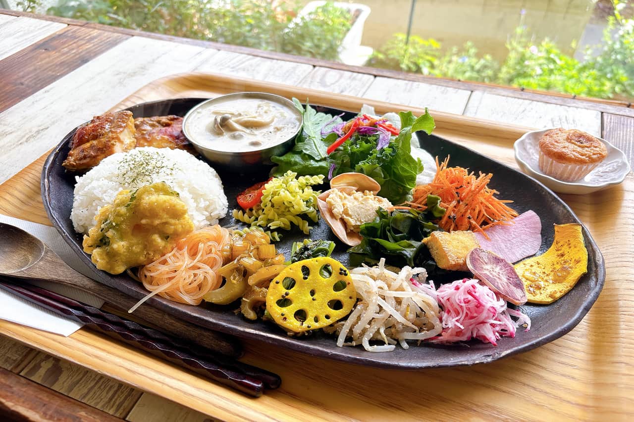 沖縄県産野菜たっぷり、お肉もカレーも1度で味わえる「dechibica（デチビカ）」のボリューム満点ランチ！（読谷村）