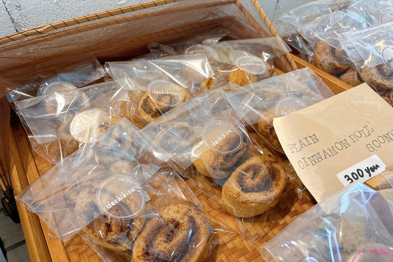 沖縄県産野菜たっぷり、お肉もカレーも1度で味わえる「dechibica（デチビカ）」のボリューム満点ランチ！（読谷村）