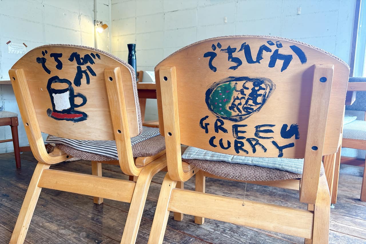 沖縄県産野菜たっぷり、お肉もカレーも1度で味わえる「dechibica（デチビカ）」のボリューム満点ランチ！（読谷村）