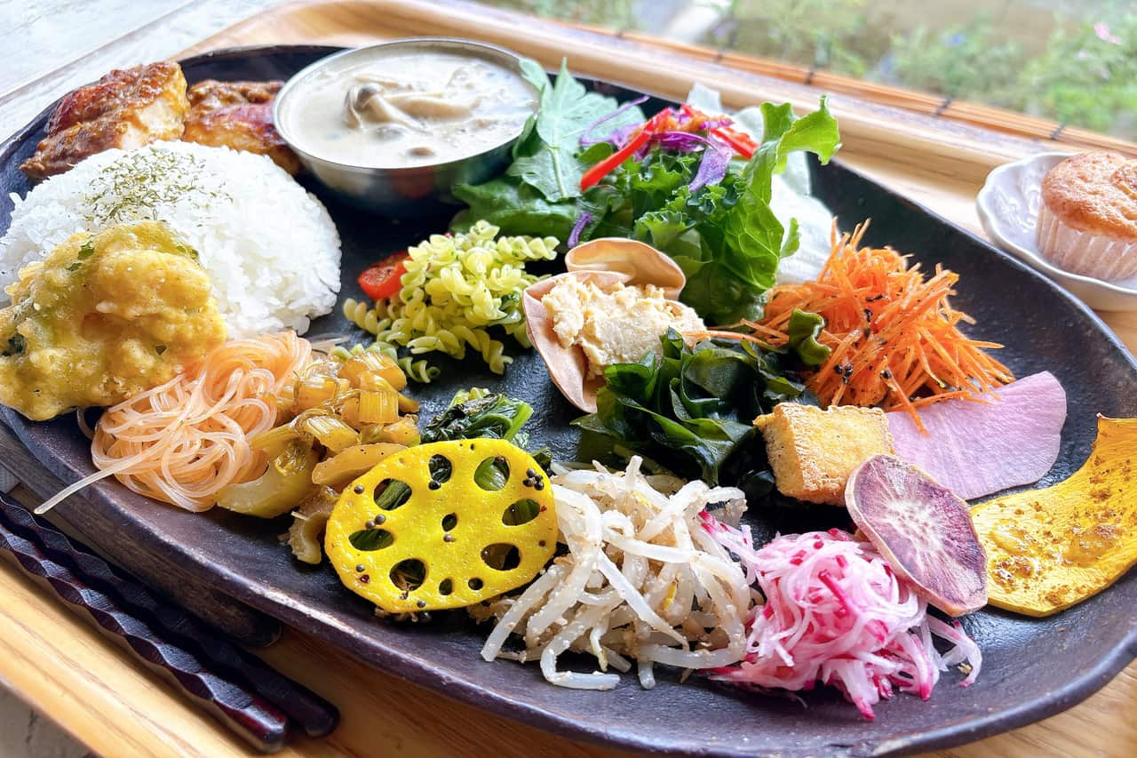 沖縄県産野菜たっぷり、お肉もカレーも1度で味わえる「dechibica（デチビカ）」のボリューム満点ランチ！（読谷村）