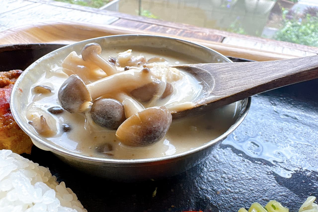 沖縄県産野菜たっぷり、お肉もカレーも1度で味わえる「dechibica（デチビカ）」のボリューム満点ランチ！（読谷村）