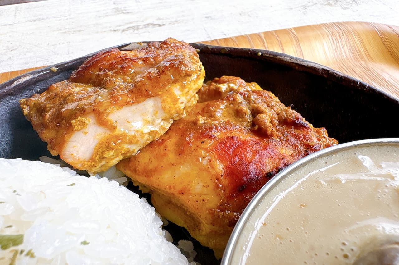 沖縄県産野菜たっぷり、お肉もカレーも1度で味わえる「dechibica（デチビカ）」のボリューム満点ランチ！（読谷村）