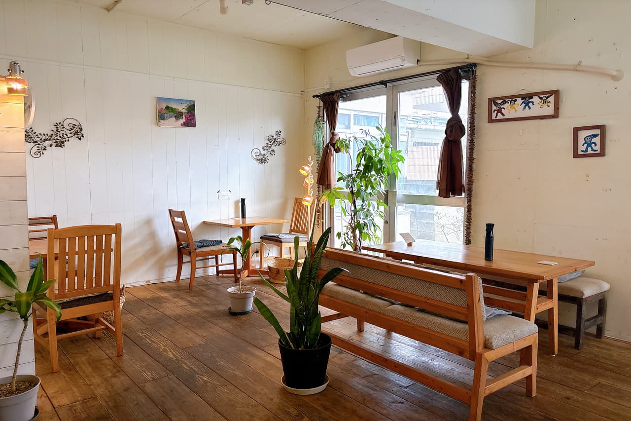 沖縄県産野菜たっぷり、お肉もカレーも1度で味わえる「dechibica（デチビカ）」のボリューム満点ランチ！（読谷村）