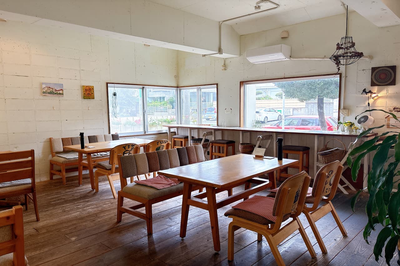 沖縄県産野菜たっぷり、お肉もカレーも1度で味わえる「dechibica（デチビカ）」のボリューム満点ランチ！（読谷村）