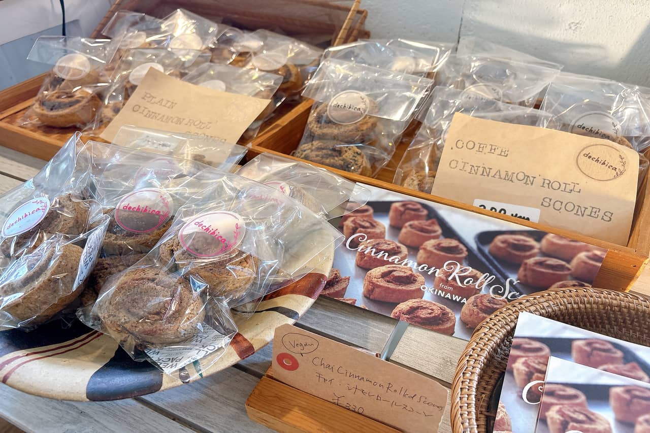 沖縄県産野菜たっぷり、お肉もカレーも1度で味わえる「dechibica（デチビカ）」のボリューム満点ランチ！（読谷村）