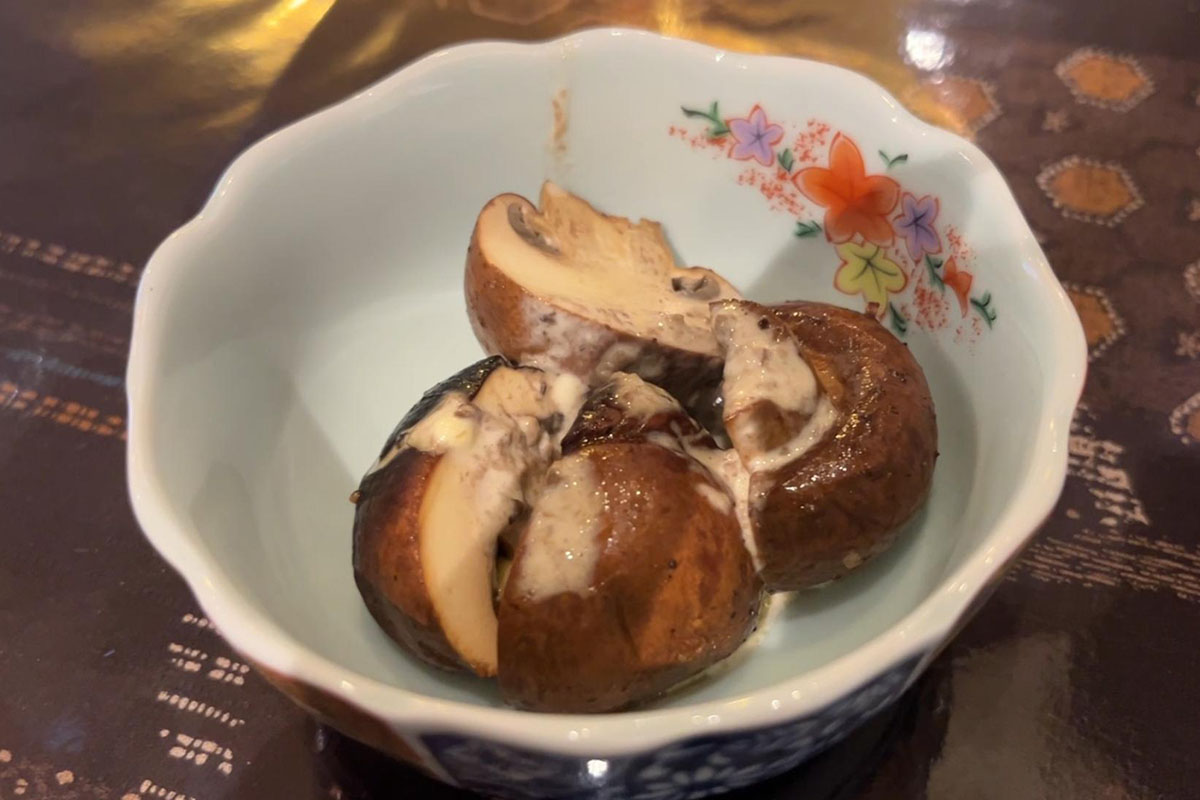 沖縄県産の”マッシュルーム”がアツい！路地裏酒場で東京仕込み「キッポとビダロカ」で上品に！〜喜友名ひとみの酒場巡り〜