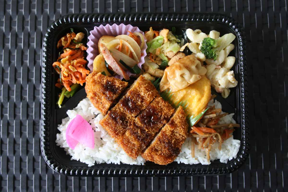 メインも副菜も絶品なうちなー弁当＆120円そば＆激安天ぷらに感動！地元民に愛される「宮城スーパー」の魅力（那覇市）