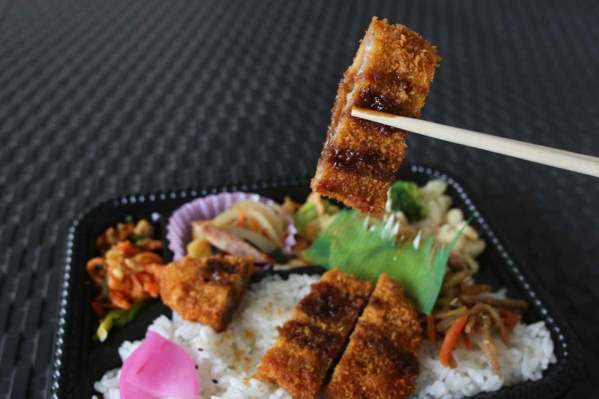 メインも副菜も絶品なうちなー弁当＆120円そば＆激安天ぷらに感動！地元民に愛される「宮城スーパー」の魅力（那覇市）