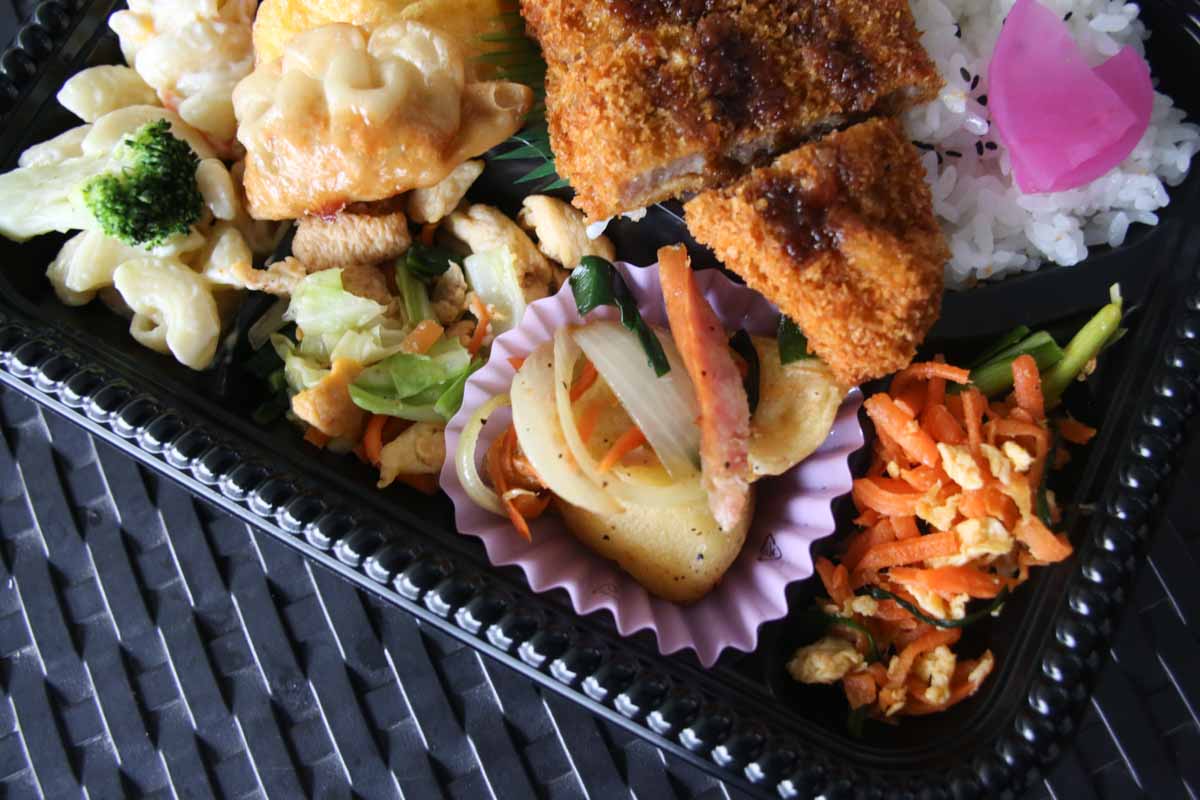 メインも副菜も絶品なうちなー弁当＆120円そば＆激安天ぷらに感動！地元民に愛される「宮城スーパー」の魅力（那覇市）