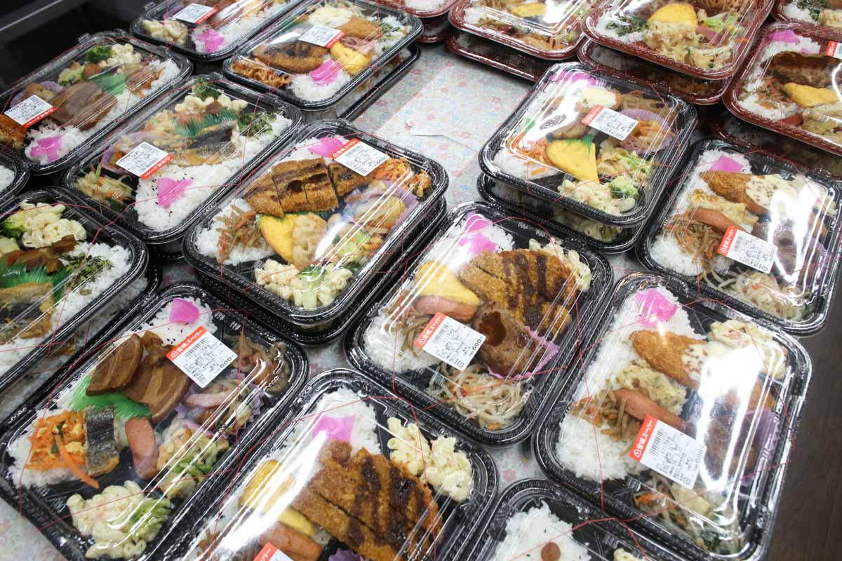 メインも副菜も絶品なうちなー弁当＆120円そば＆激安天ぷらに感動！地元民に愛される「宮城スーパー」の魅力（那覇市）