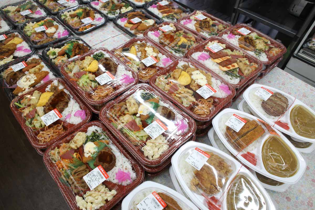 メインも副菜も絶品なうちなー弁当＆120円そば＆激安天ぷらに感動！地元民に愛される「宮城スーパー」の魅力（那覇市）
