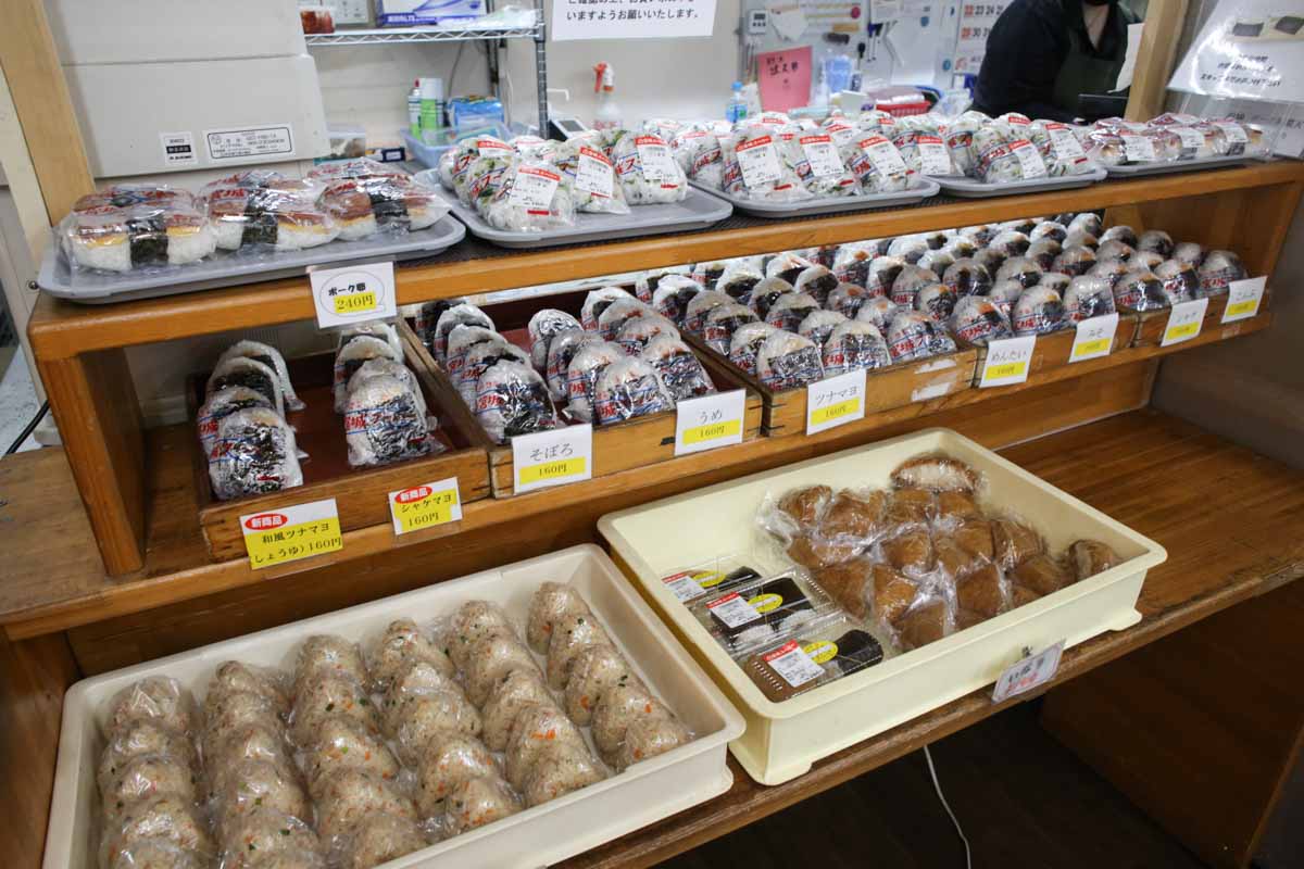 メインも副菜も絶品なうちなー弁当＆120円そば＆激安天ぷらに感動！地元民に愛される「宮城スーパー」の魅力（那覇市）