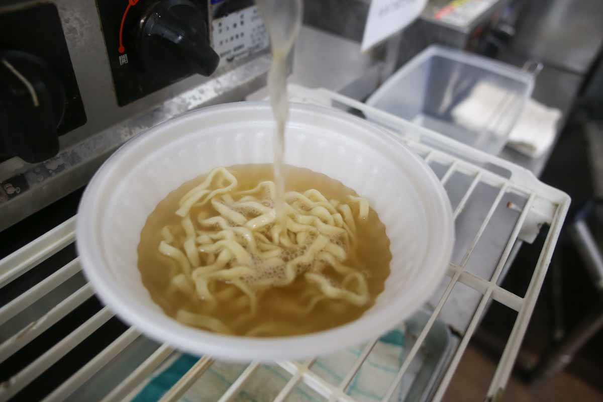 メインも副菜も絶品なうちなー弁当＆120円そば＆激安天ぷらに感動！地元民に愛される「宮城スーパー」の魅力（那覇市）