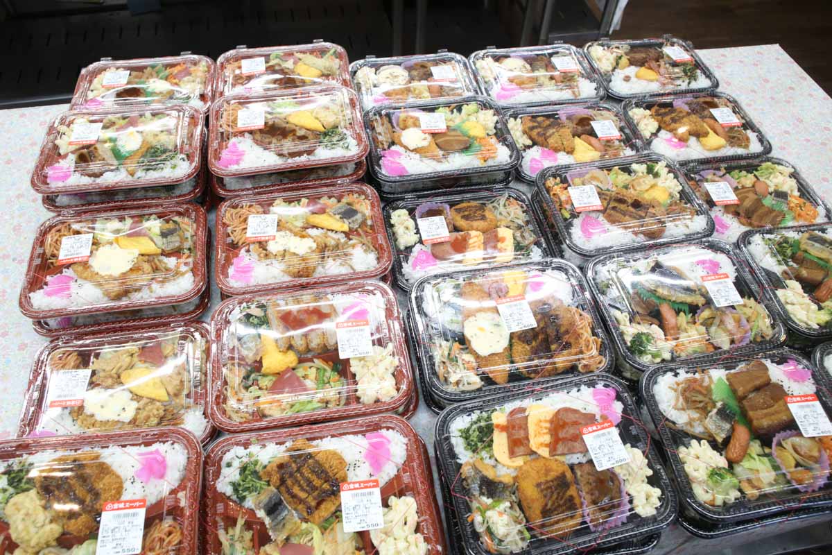 メインも副菜も絶品なうちなー弁当＆120円そば＆激安天ぷらに感動！地元民に愛される「宮城スーパー」の魅力（那覇市）